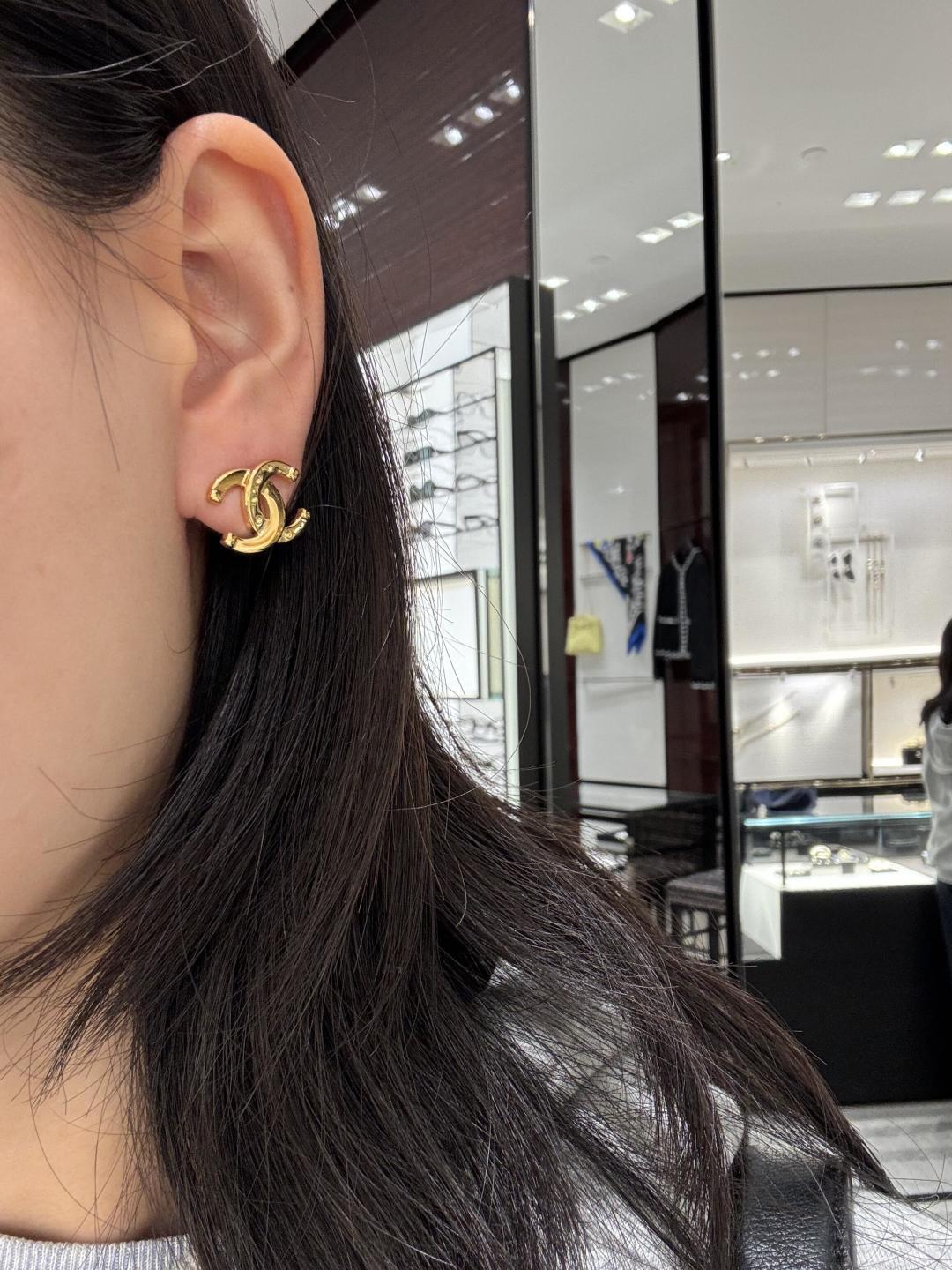 Double-C Emblem Stud Earrings in Gold-Tone – Design 016 main product view