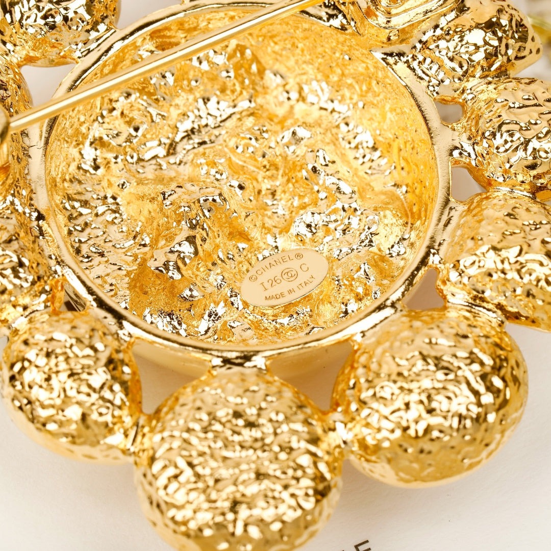 Double-C Emblem Brooch in Gold-Tone – Design 014 close-up detail