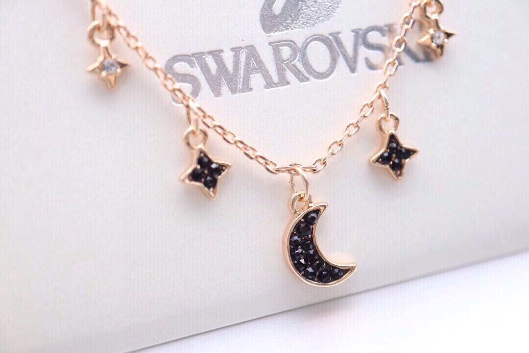 Star Collarbone Necklace in Rose-Gold-Tone close-up detail