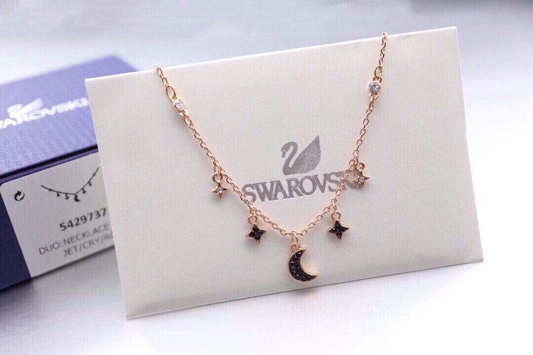 Star Collarbone Necklace in Rose-Gold-Tone side detail