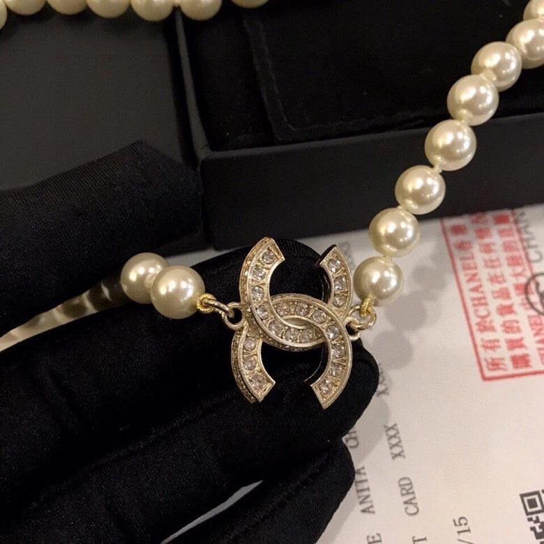 Pearl Pearl-Detail Pendant Necklace – Pearl Detail – Design 008 side detail