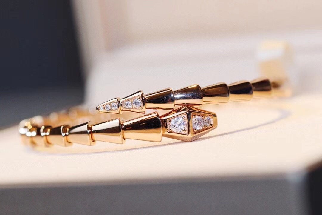 Serpentine Bangle in Rose-Gold-Tone – Rose Gold Detail – Design 003 detail view