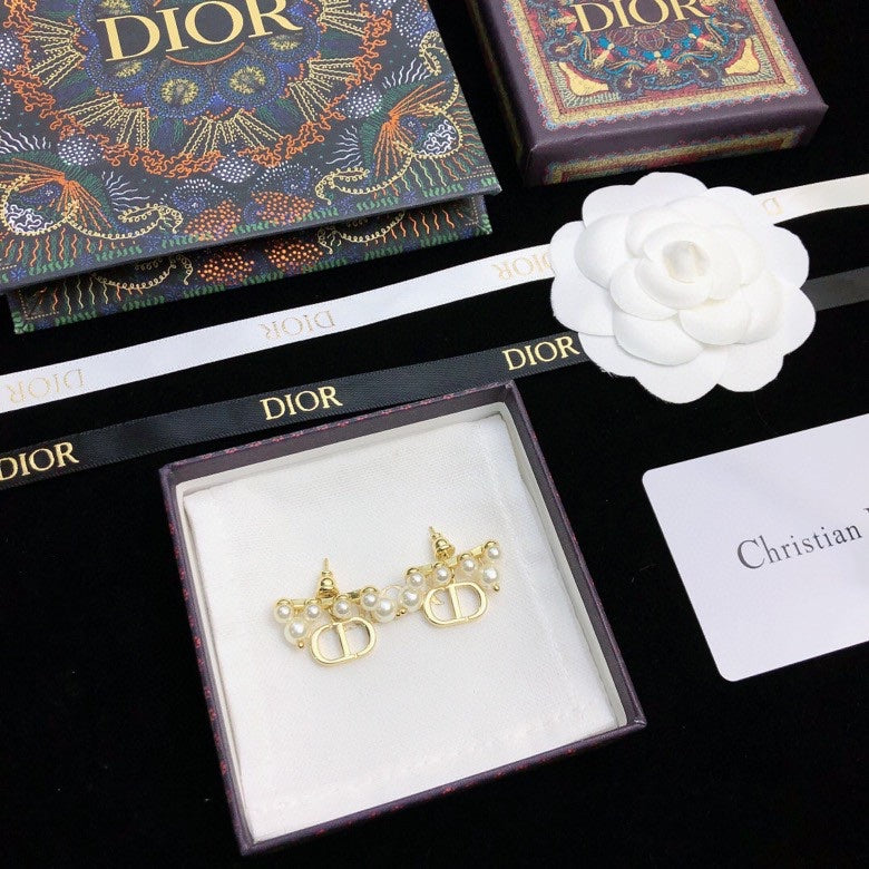 Graphic Letter Motif Stud Earrings in Polished Metal-Tone – Design 005 detail view