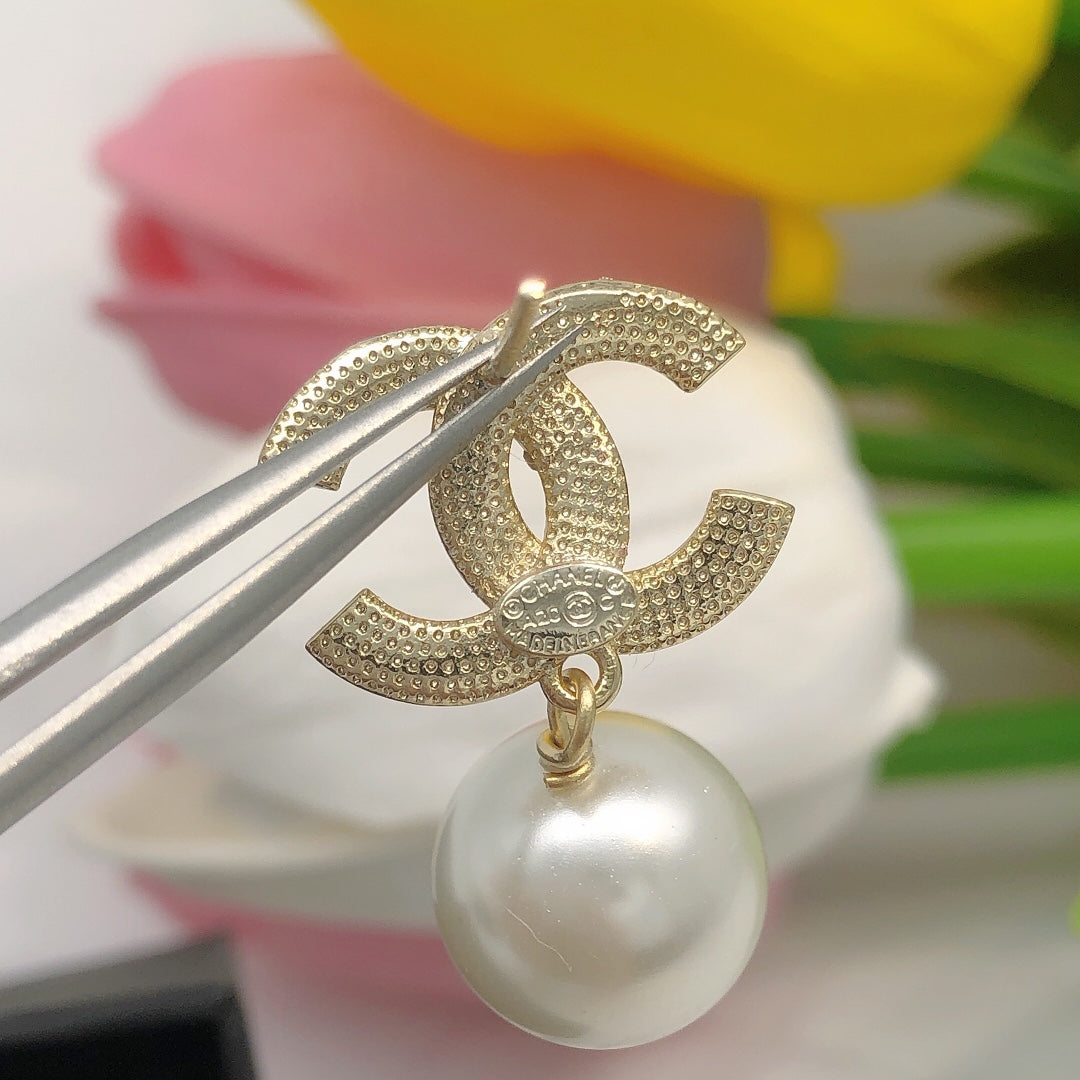 Pearl Pearl-Detail Stud Earrings – Pearl Detail – Design 014 side detail