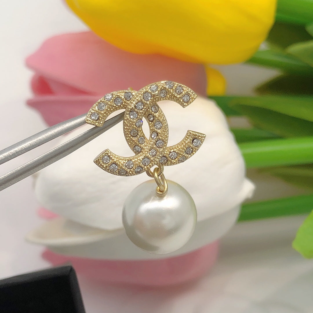 Pearl Pearl-Detail Stud Earrings – Pearl Detail – Design 014 detail view