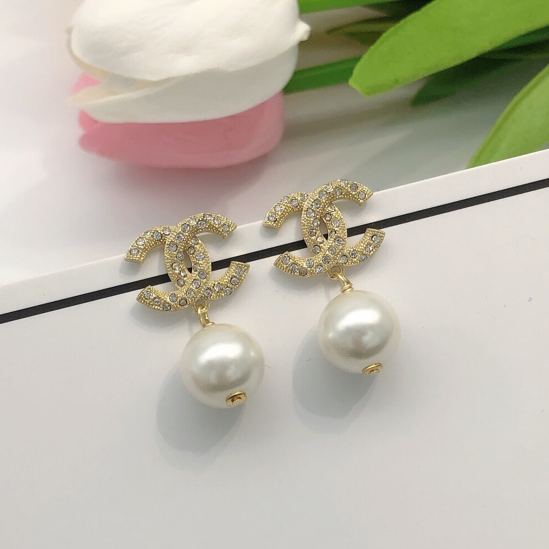 Pearl Pearl-Detail Stud Earrings – Pearl Detail – Design 014 main product view