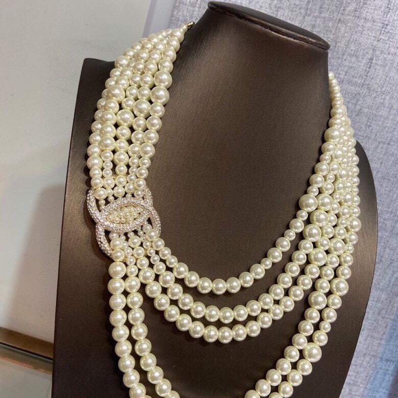 Pearl Pearl-Detail Pendant Necklace – Pearl Detail – Design 009 detail view