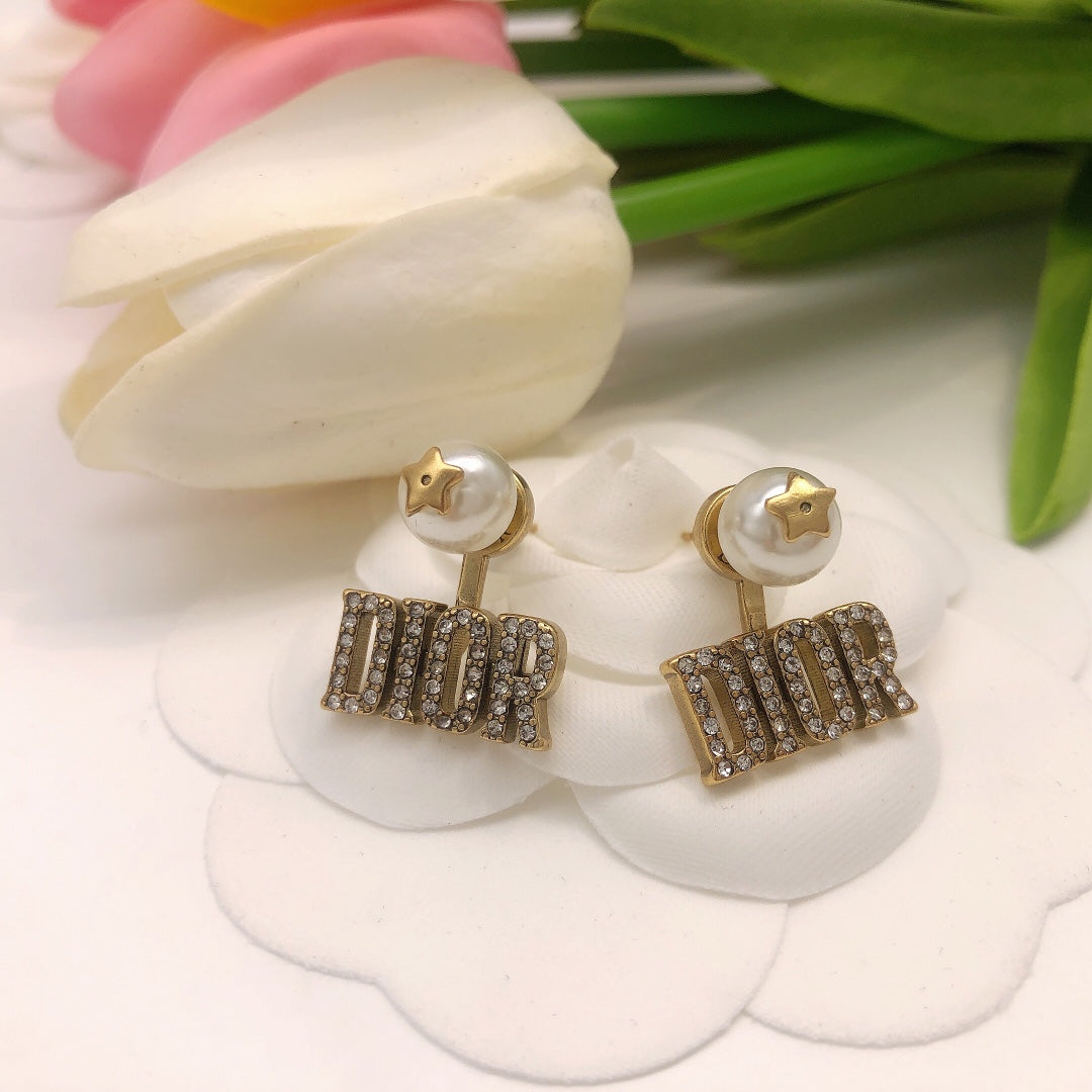 Pearl-Style Motif Stud Earrings in Silver-Tone with Pearl-Style Detail – Design 002 detail view