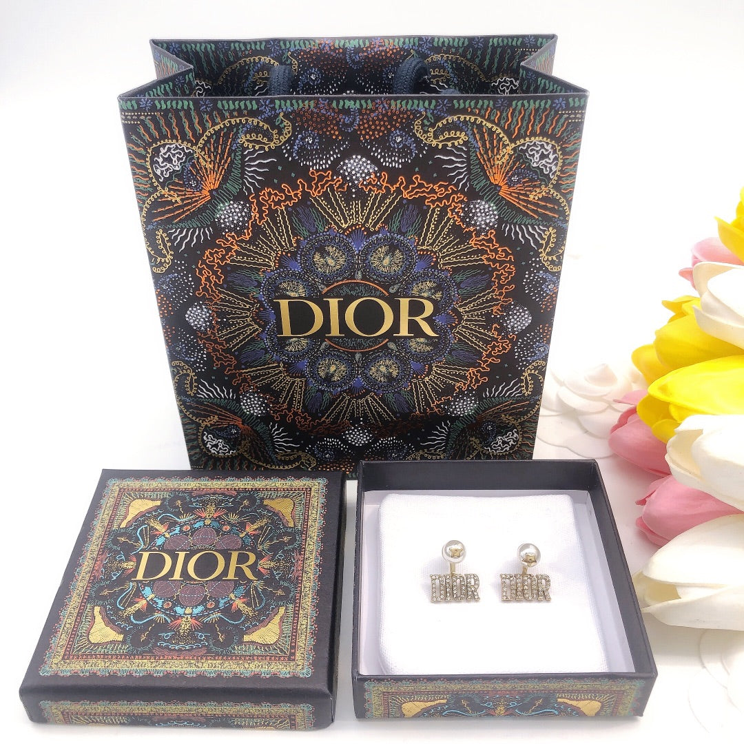 Pearl-Style Motif Stud Earrings in Silver-Tone with Pearl-Style Detail – Design 002 detail view