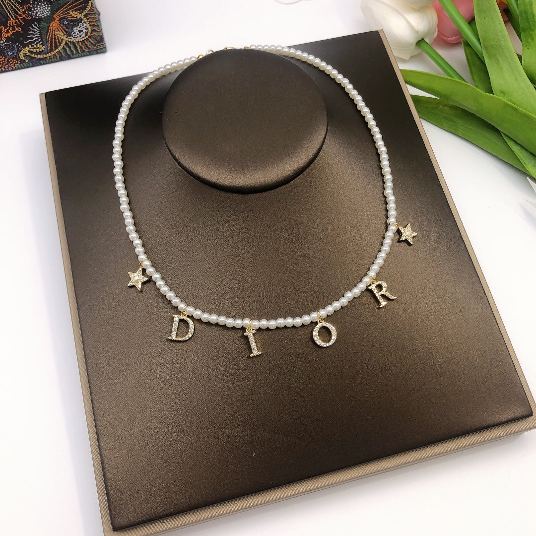 Pearl-Style Motif Pendant Necklace in Polished Metal-Tone with Pearl-Style Detail – Design 005 detail view