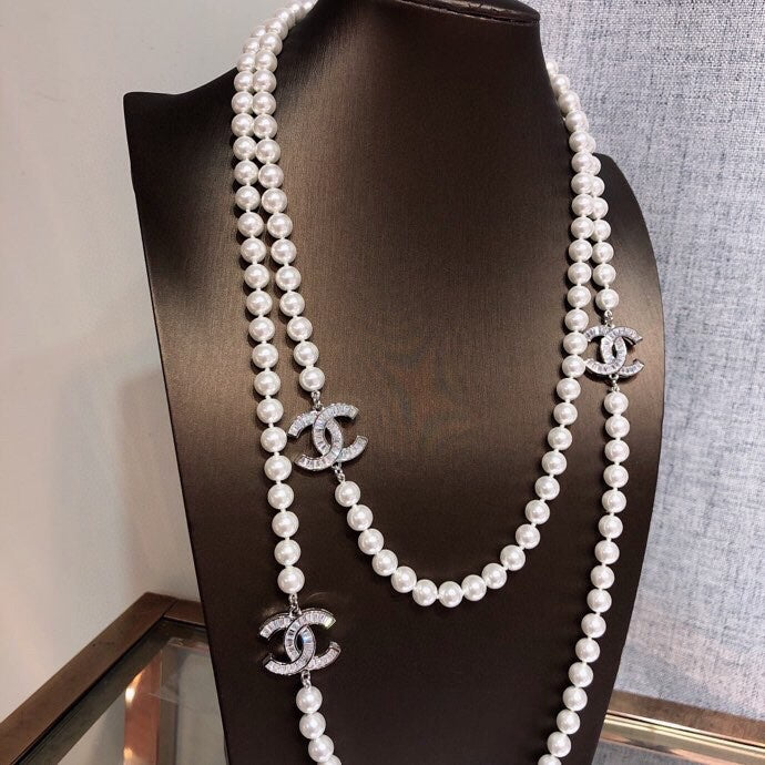 Pearl Pearl-Detail Pendant Necklace – Pearl Detail – Design 011 detail view