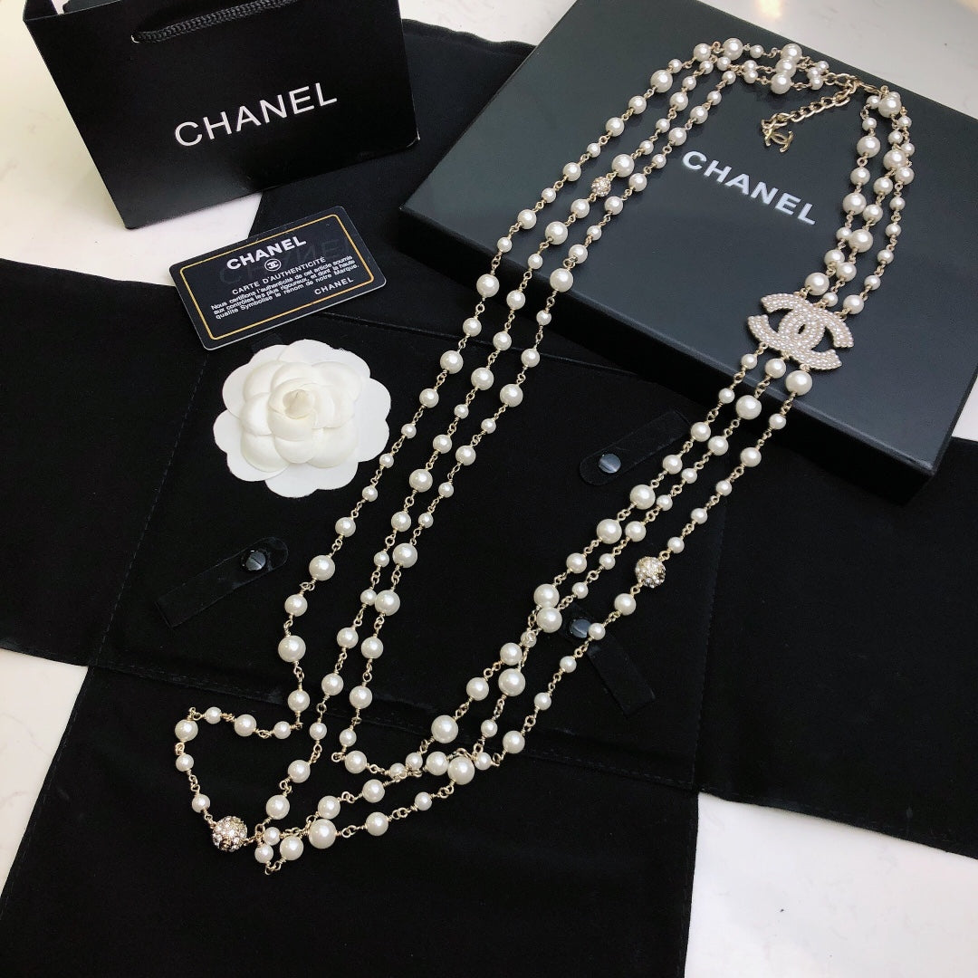 Pearl Pearl-Detail Pendant Necklace – Pearl Detail – Design 010 detail view