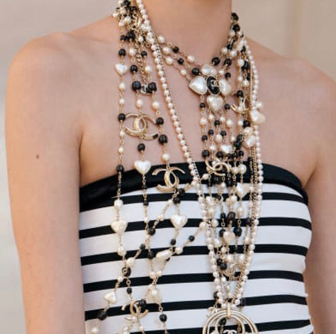 Pearl Pearl-Detail Pendant Necklace – Pearl Detail – Design 007 side detail
