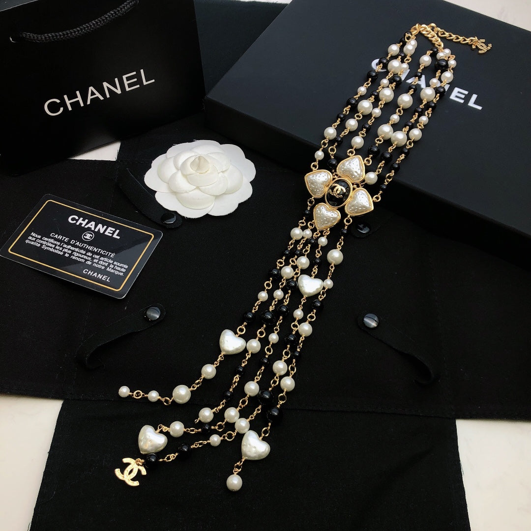 Pearl Pearl-Detail Pendant Necklace – Pearl Detail – Design 007 close-up detail