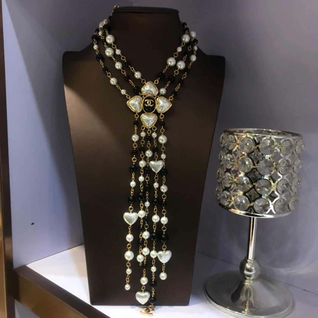 Pearl Pearl-Detail Pendant Necklace – Pearl Detail – Design 007 detail view