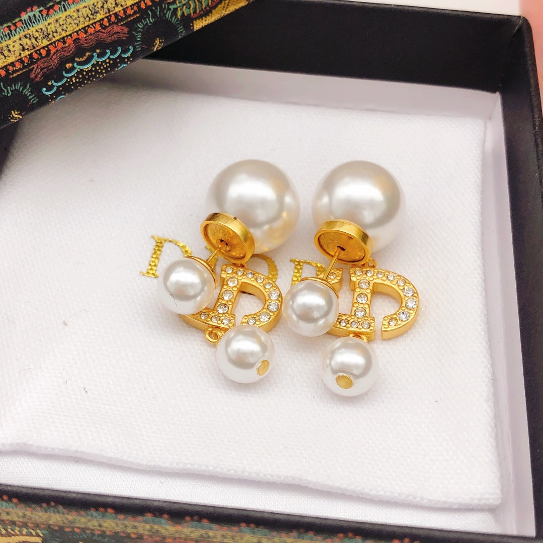 Pearl-Style Motif Stud Earrings in Polished Metal-Tone with Pearl-Style Detail – Design 010 detail view