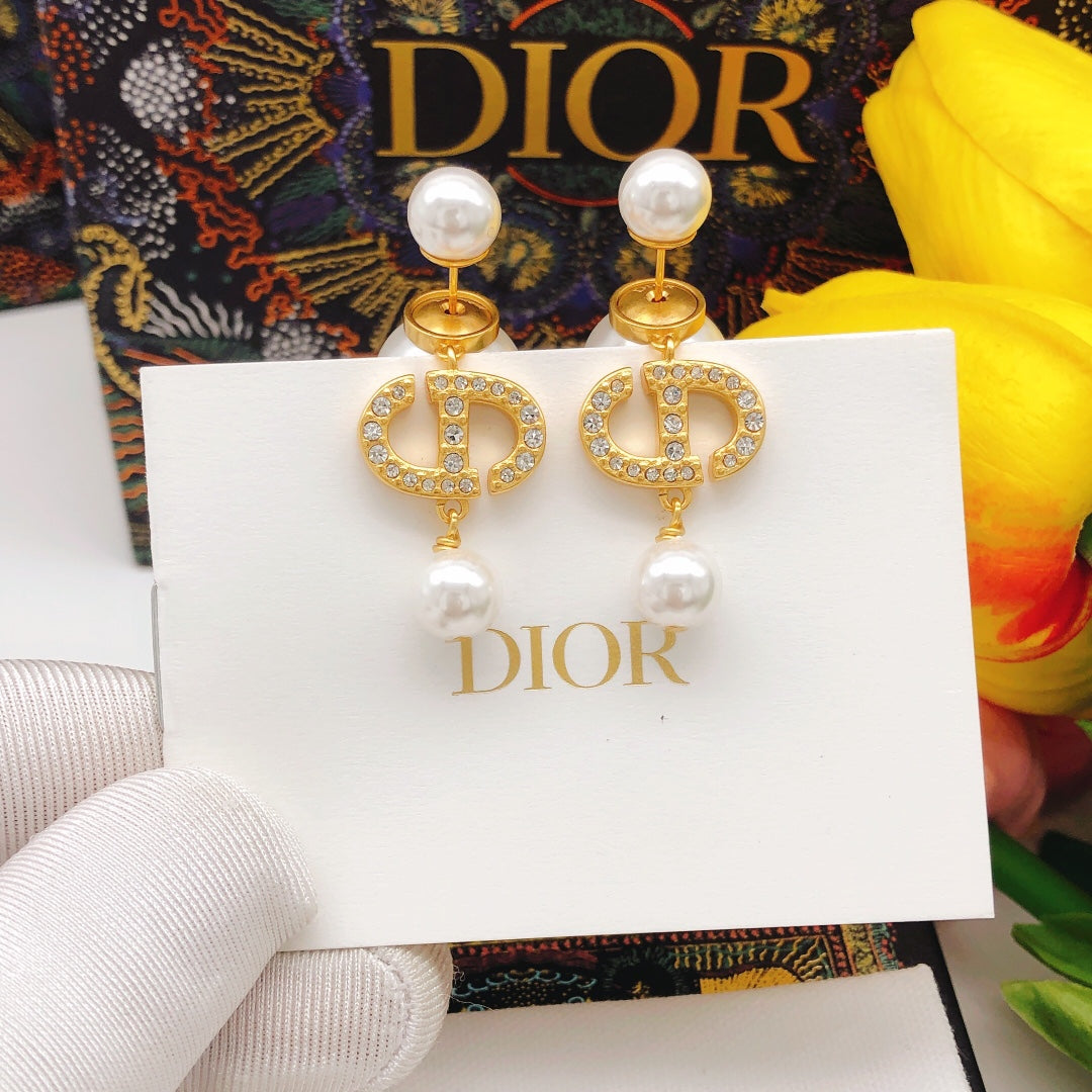 Pearl-Style Motif Stud Earrings in Polished Metal-Tone with Pearl-Style Detail – Design 010 detail view