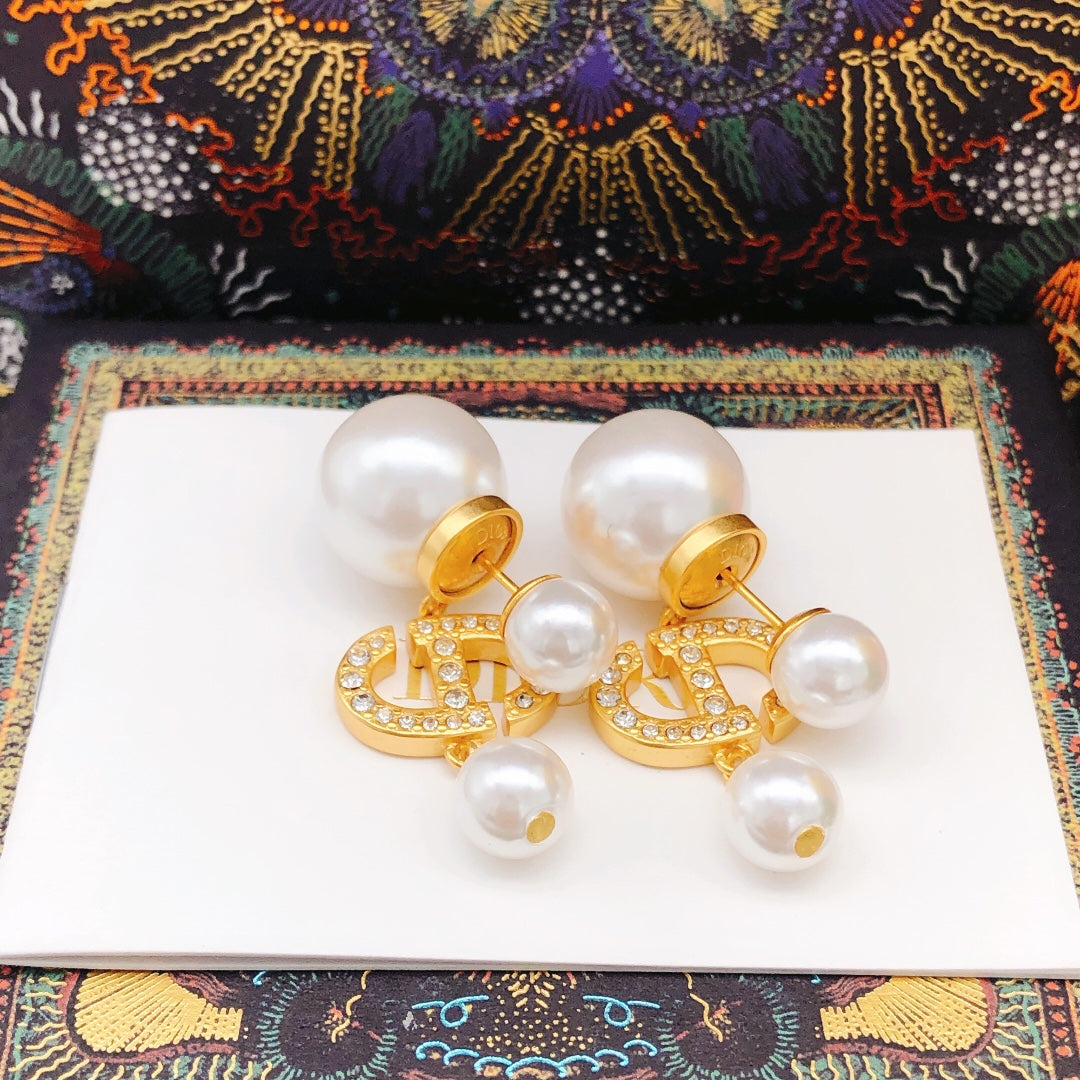 Pearl-Style Motif Stud Earrings in Polished Metal-Tone with Pearl-Style Detail – Design 010 side detail