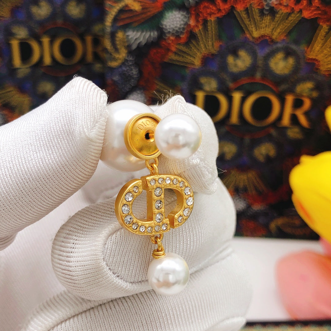 Pearl-Style Motif Stud Earrings in Polished Metal-Tone with Pearl-Style Detail – Design 010 close-up detail