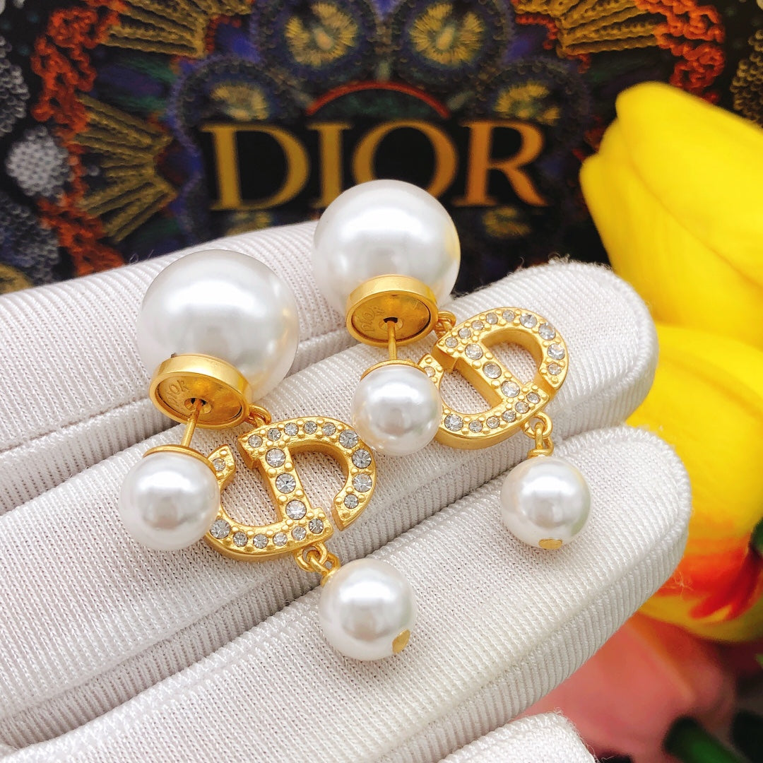 Pearl-Style Motif Stud Earrings in Polished Metal-Tone with Pearl-Style Detail – Design 010 side detail