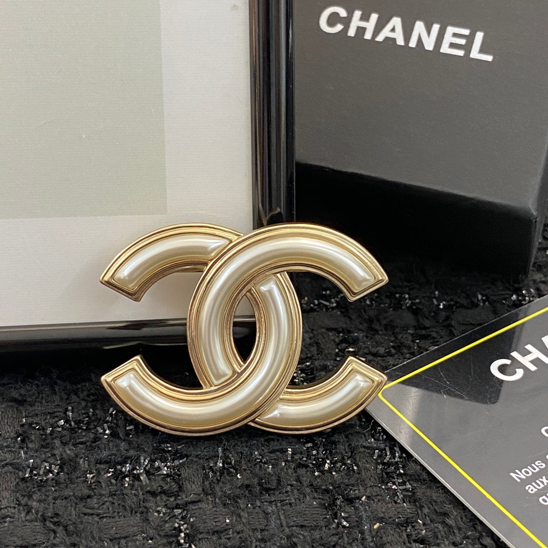 Double-C Emblem Brooch in Gold-Tone – Design 002 side detail
