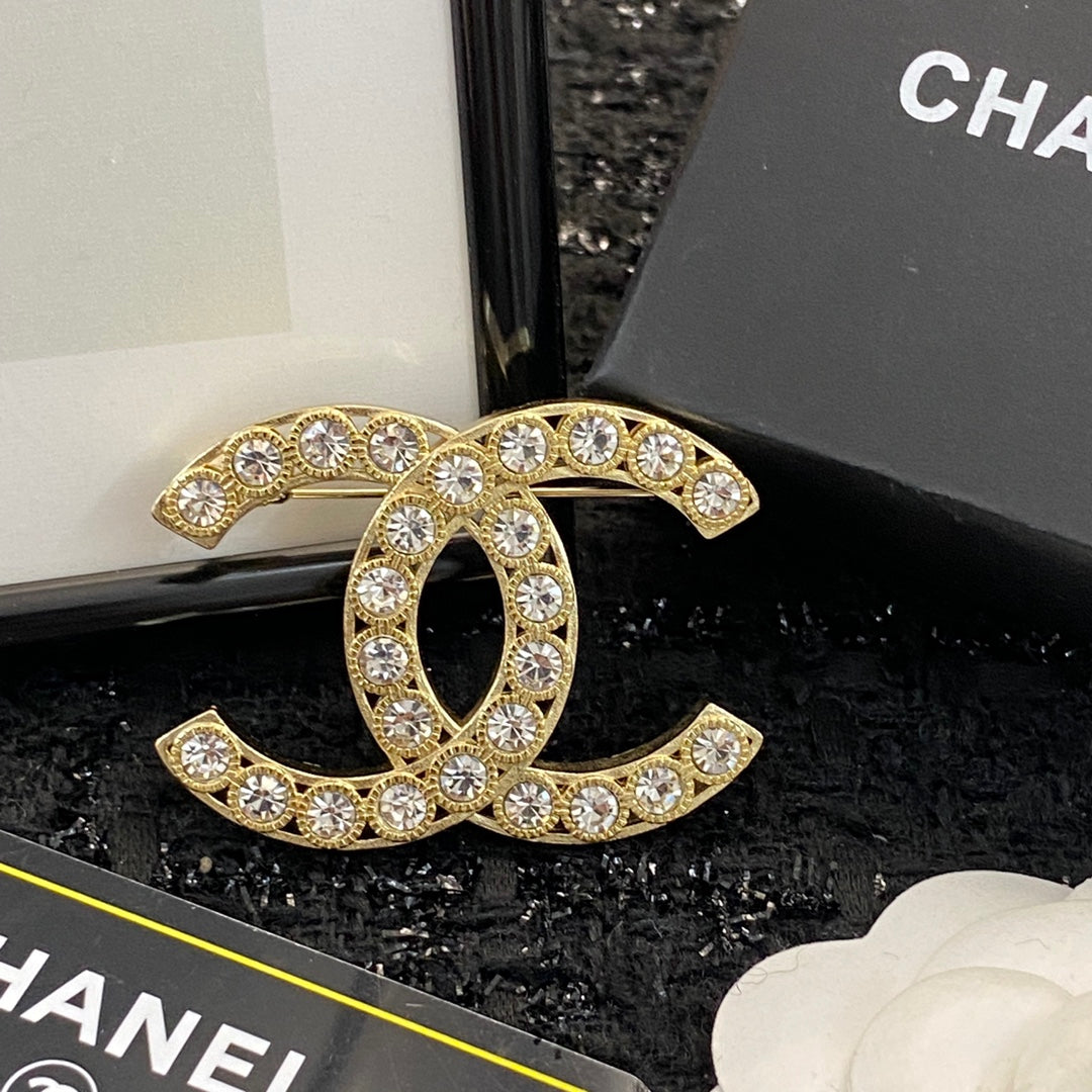 Double-C Emblem Brooch in Gold-Tone – Design 001 close-up detail