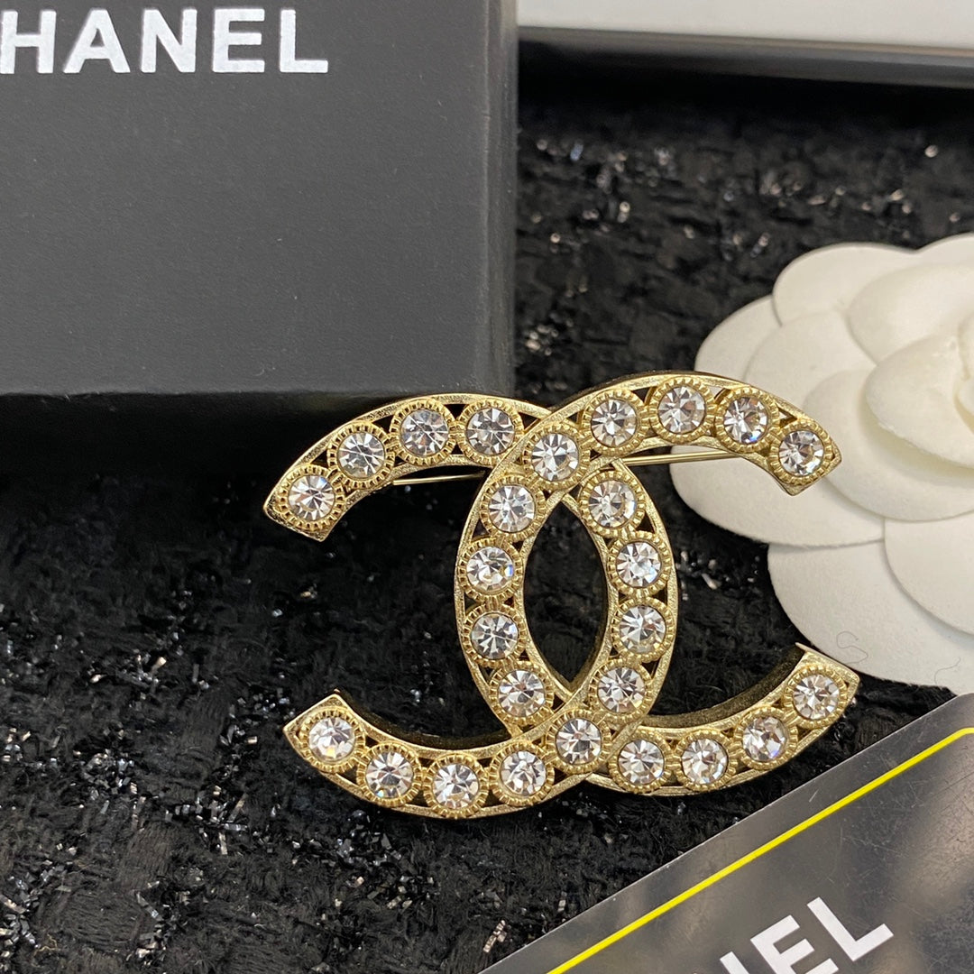 Double-C Emblem Brooch in Gold-Tone – Design 001 detail view