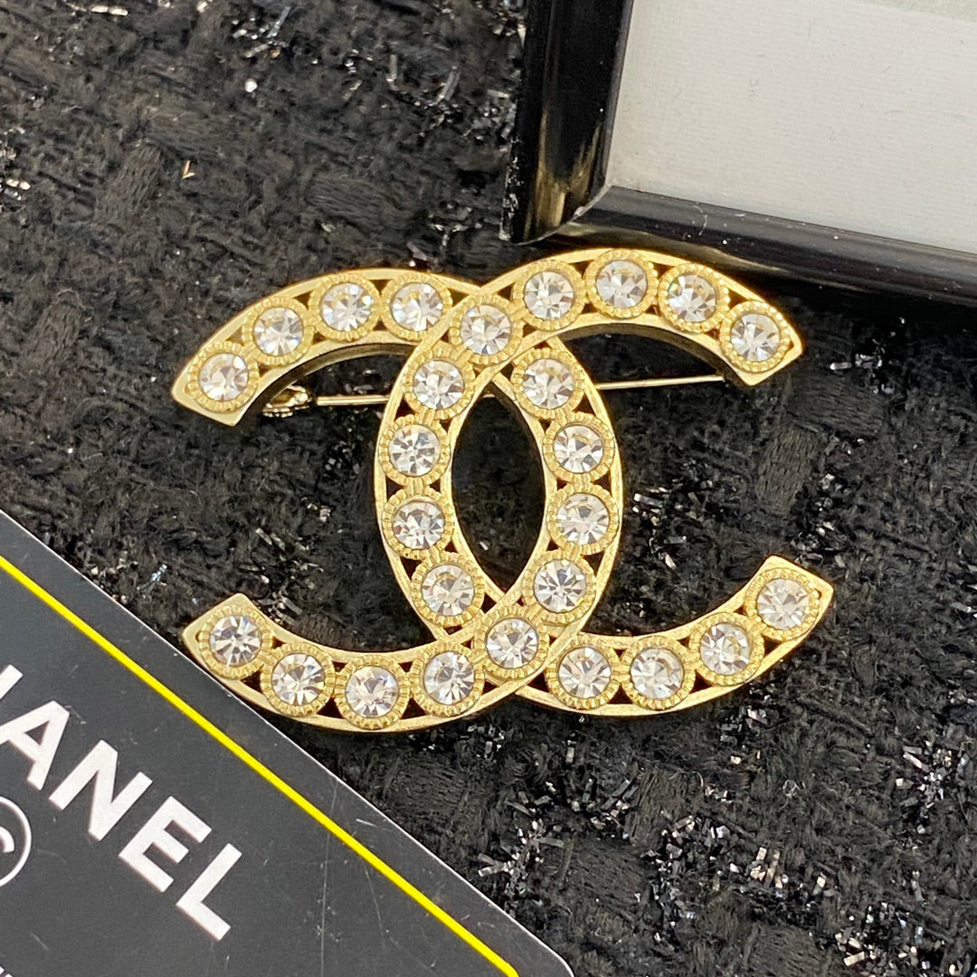 Double-C Emblem Brooch in Gold-Tone – Design 001 detail view