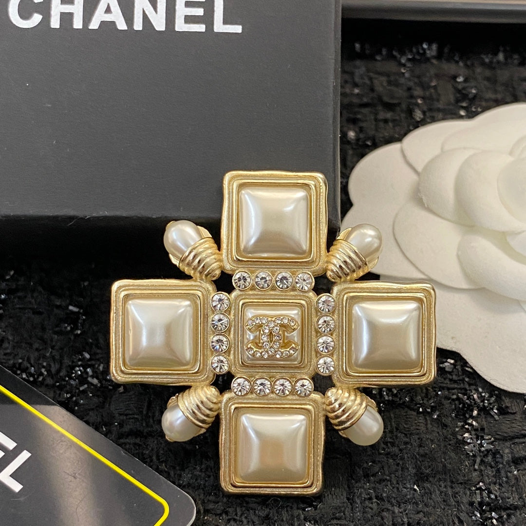 Pearl Brooch in Polished Metal-Tone – Pearl Detail front product view