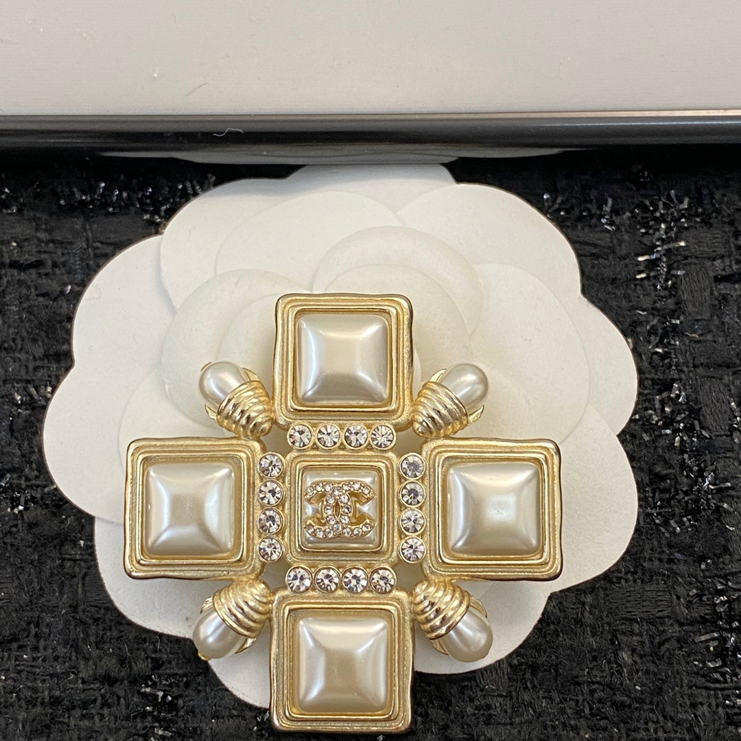 Pearl Brooch in Polished Metal-Tone – Pearl Detail side detail
