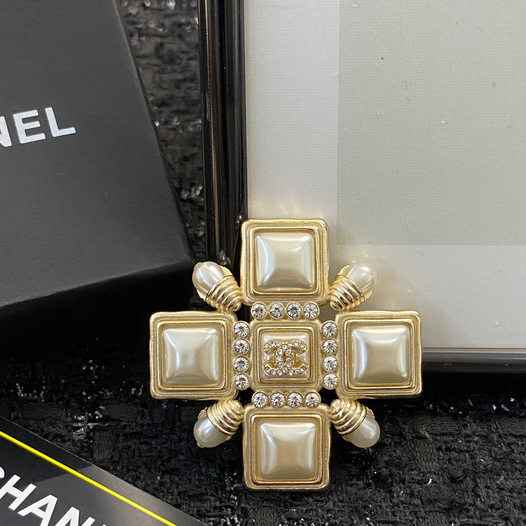 Pearl Brooch in Polished Metal-Tone – Pearl Detail detail view