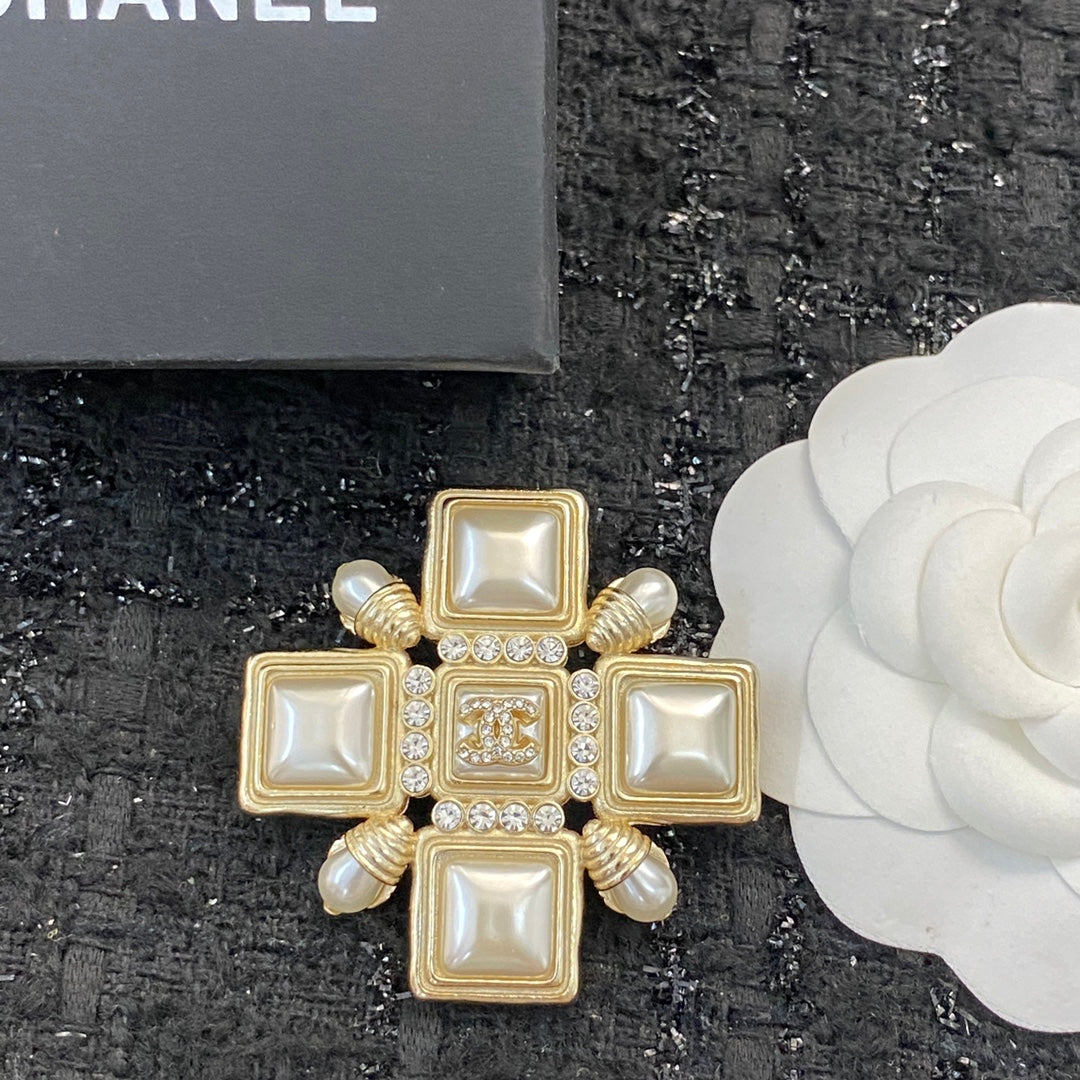 Pearl Brooch in Polished Metal-Tone – Pearl Detail main product view