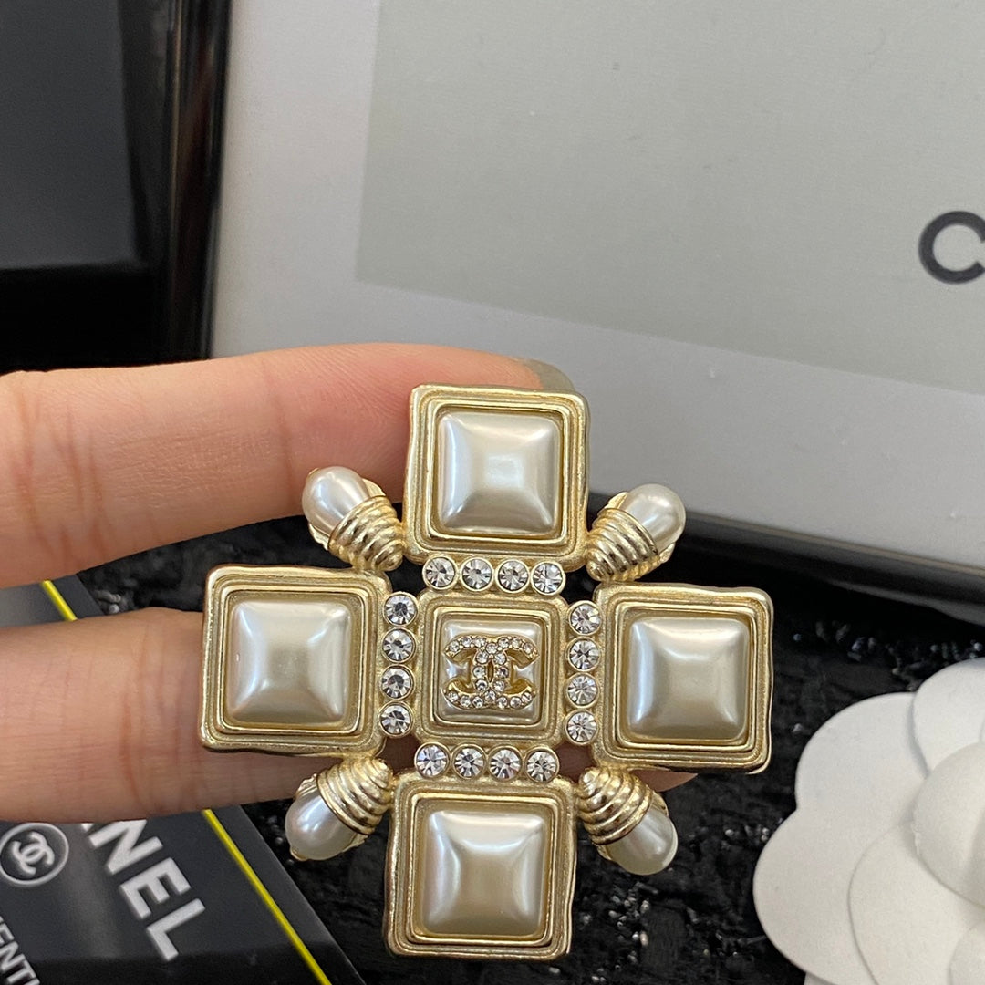 Pearl Brooch in Polished Metal-Tone – Pearl Detail styled product view