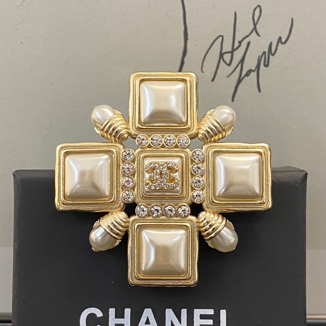 Pearl Brooch in Polished Metal-Tone – Pearl Detail main product view