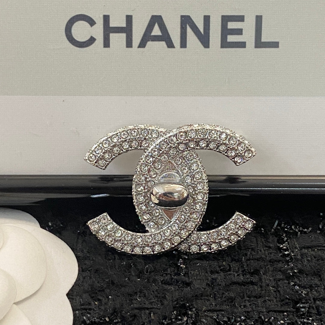 Double-C Emblem Brooch in Polished Metal-Tone – Design 007 side detail