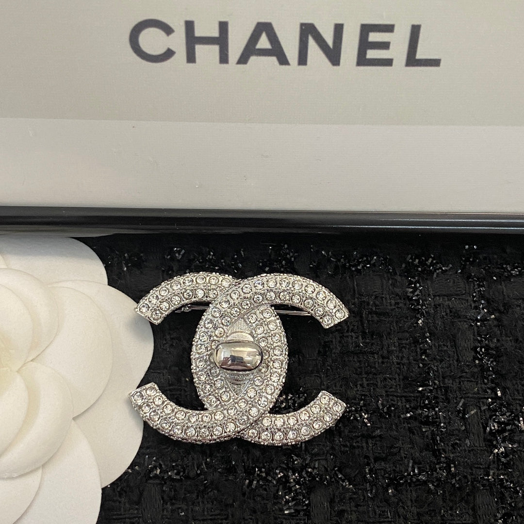 Double-C Emblem Brooch in Polished Metal-Tone – Design 007 detail view