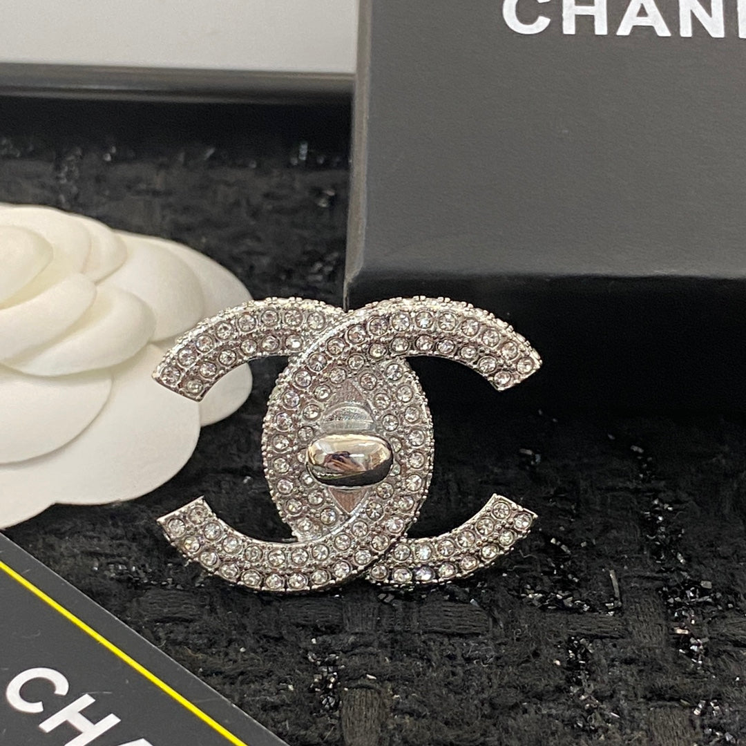 Double-C Emblem Brooch in Polished Metal-Tone – Design 007 close-up detail