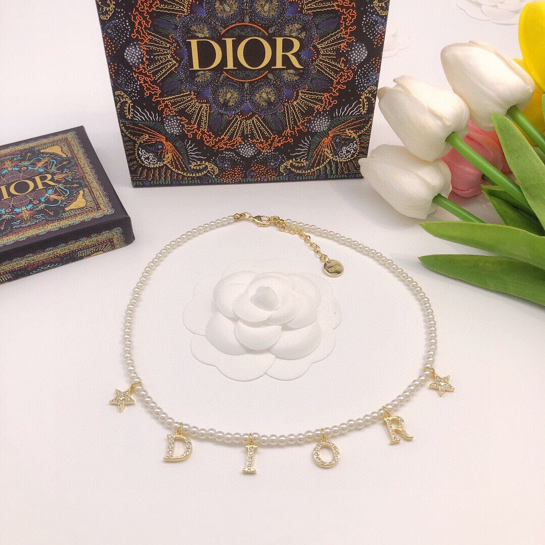 Pearl-Style Motif Pendant Necklace in Polished Metal-Tone with Pearl-Style Detail – Design 019 detail view