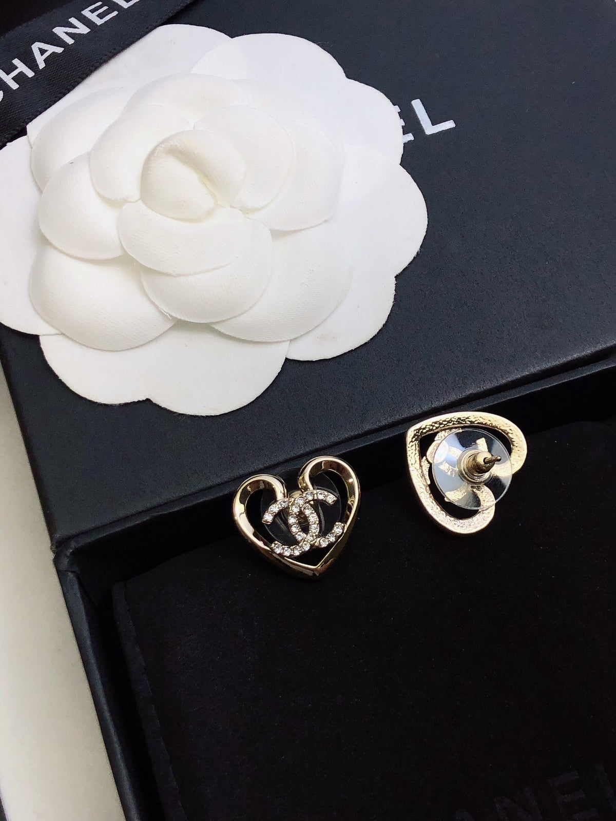 Heart Stud Earrings in Polished Metal-Tone – Heart Detail – Design 004 detail view