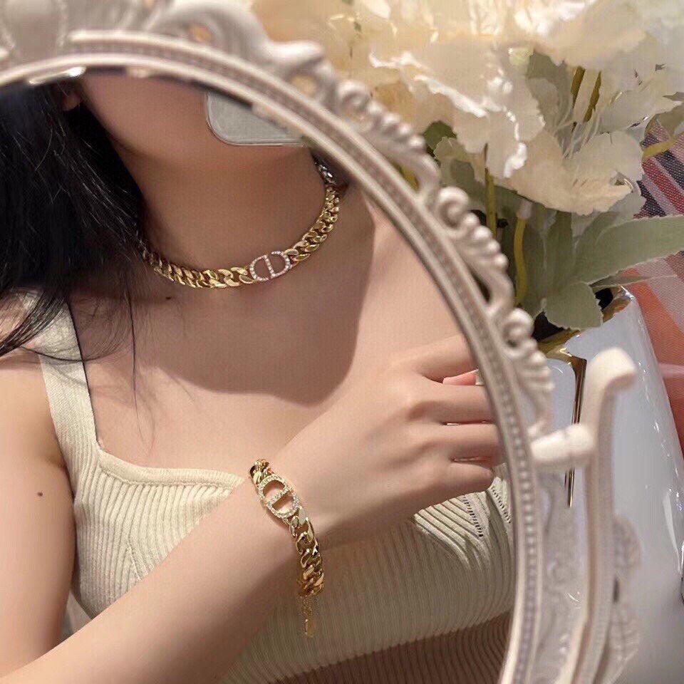 Pearl-Style Motif Pendant Necklace in Gold-Tone with Pearl-Style Detail – Design 001 front view