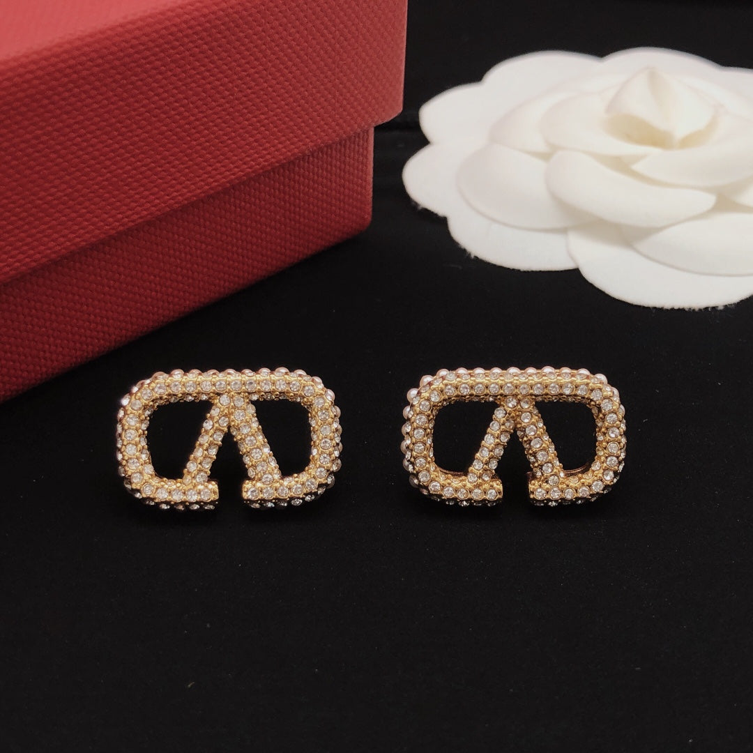 V Emblem Pearl-Detail Stud Earrings – Design 03 detail view