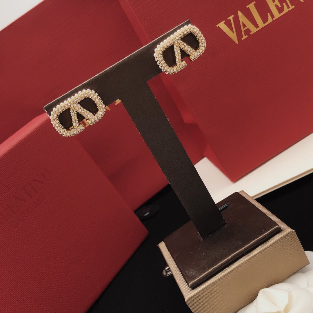 V Emblem Pearl-Detail Stud Earrings – Design 03 main product view
