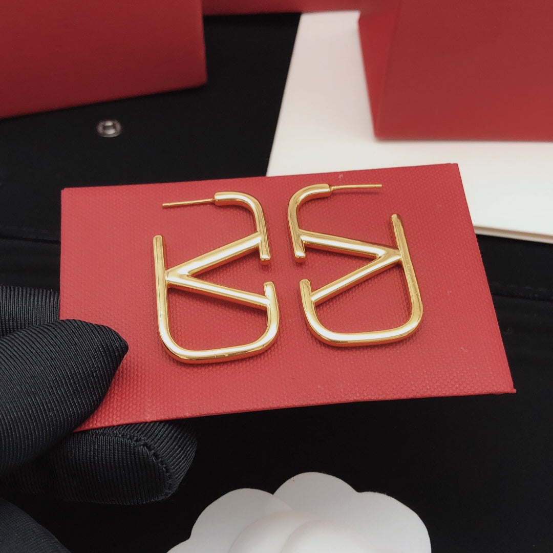 Signature Emblem Polished Stud Earrings – Medium side detail