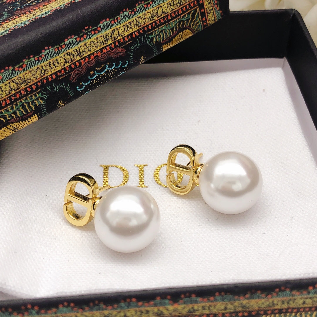 Pearl-Style Motif Stud Earrings in Polished Metal-Tone with Pearl-Style Detail – Design 020 main product view