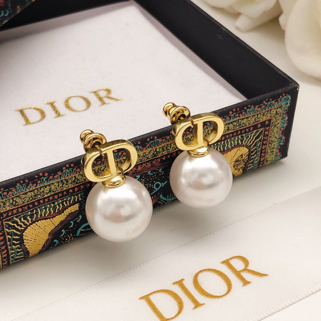 Pearl-Style Motif Stud Earrings in Polished Metal-Tone with Pearl-Style Detail – Design 020 main product view