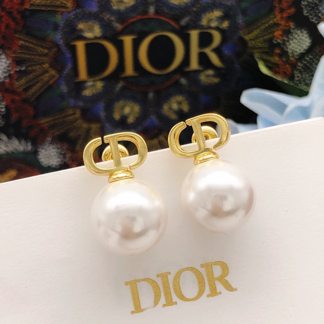 Pearl-Style Motif Stud Earrings in Polished Metal-Tone with Pearl-Style Detail – Design 020 front view