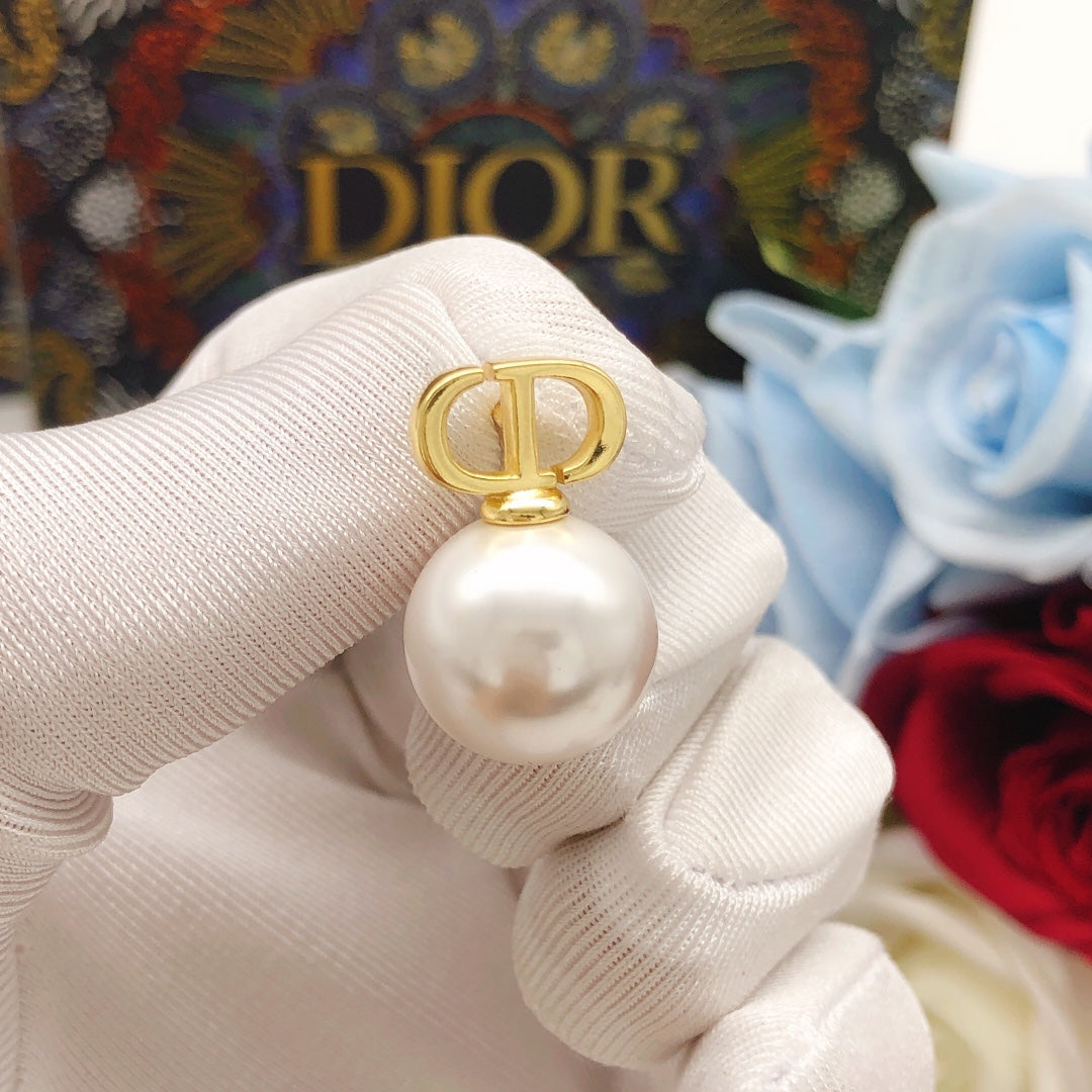 Pearl-Style Motif Stud Earrings in Polished Metal-Tone with Pearl-Style Detail – Design 020 close-up detail