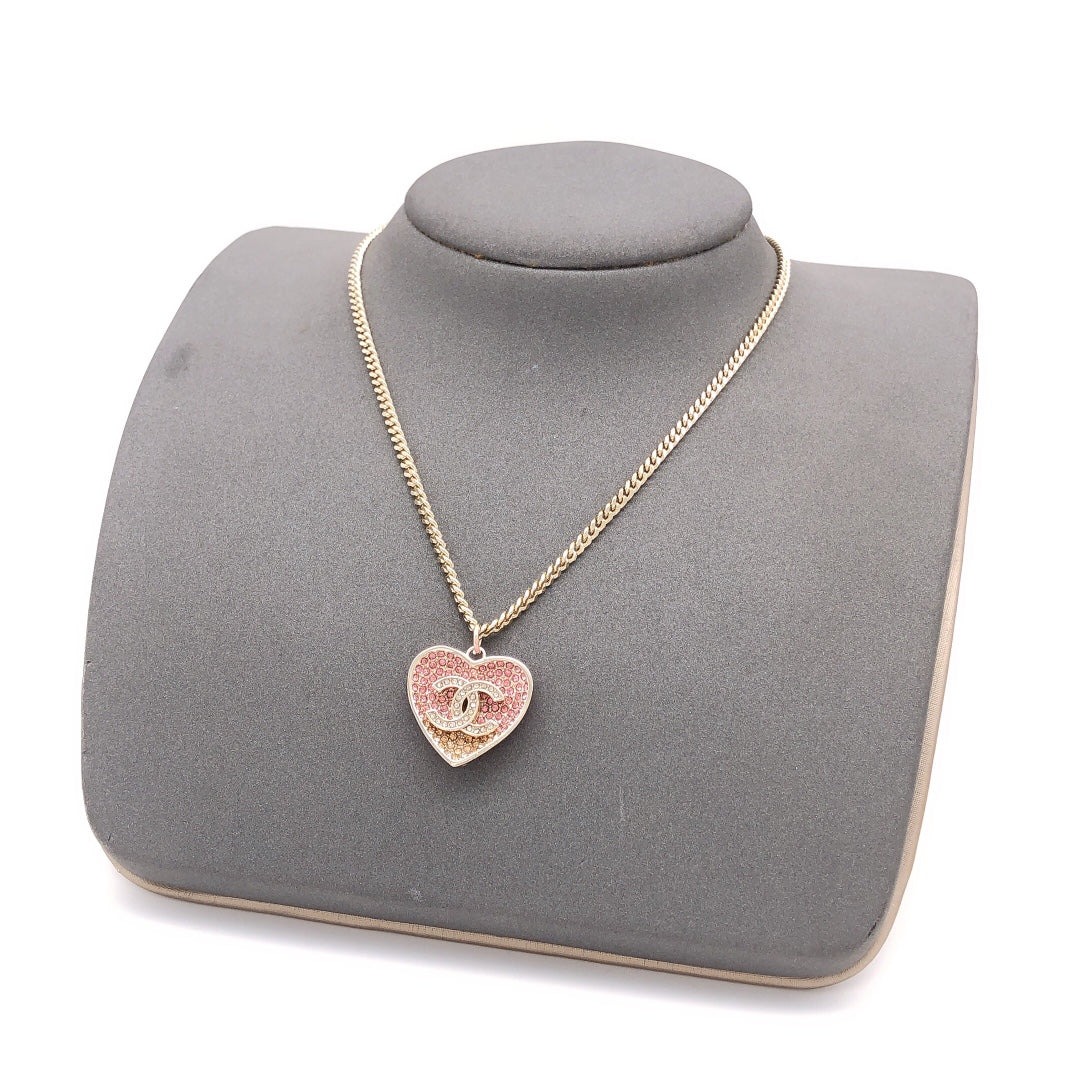 Heart Pendant Necklace in Gold-Tone – Heart Detail – Design 007 detail view
