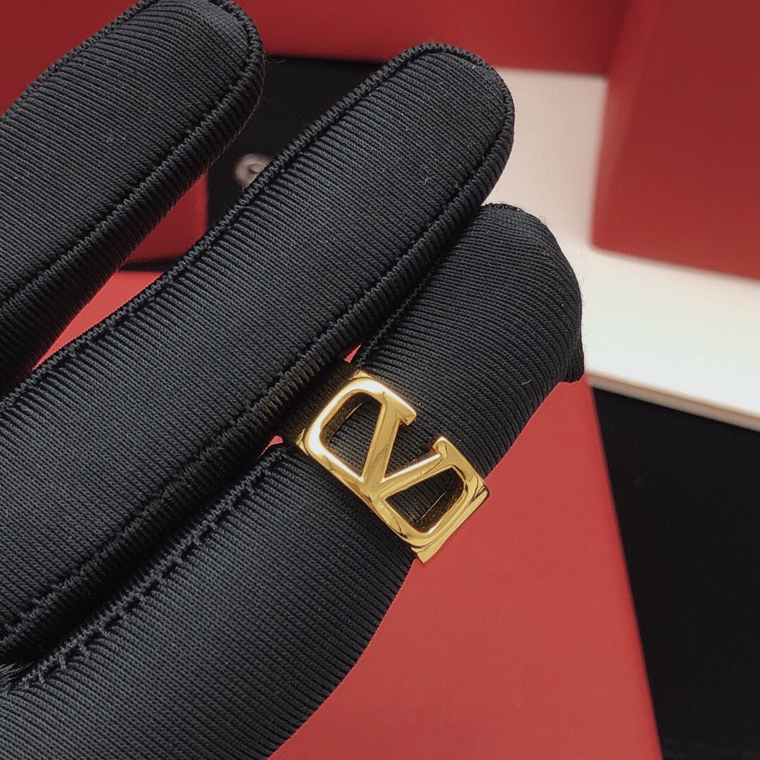 Signature Emblem Polished Ring styled detail