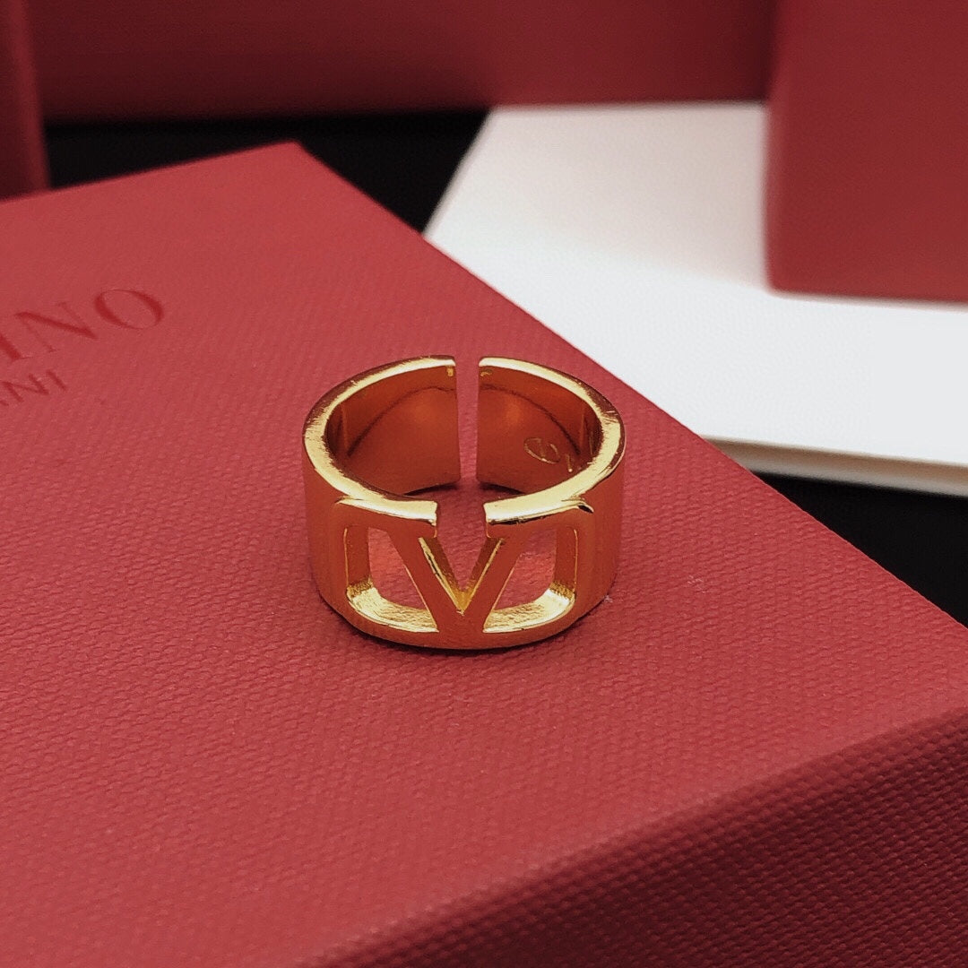 Signature Emblem Polished Ring front view